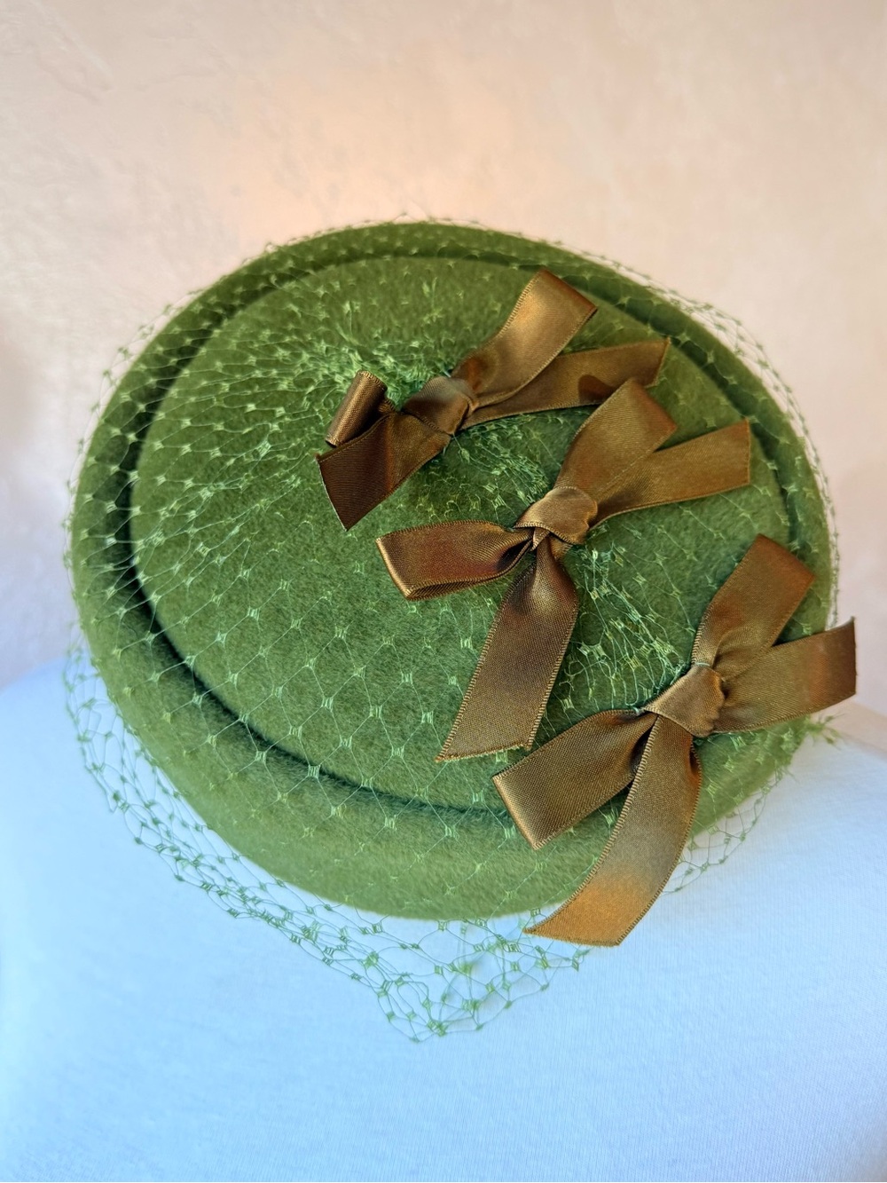 Vintage 1940s–1950s Green Pillbox Hat | Velour Felt + Satin Bows